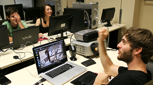 Gli studenti Fabio Sgrani, Filippo Golin e Alessandra Attanasi nei laboratori del Master